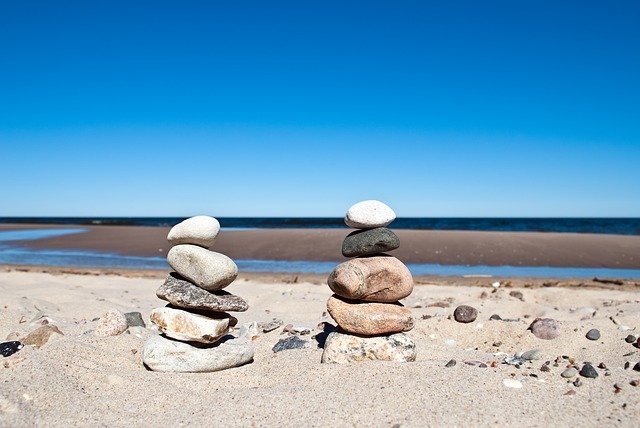 海と砂浜と石