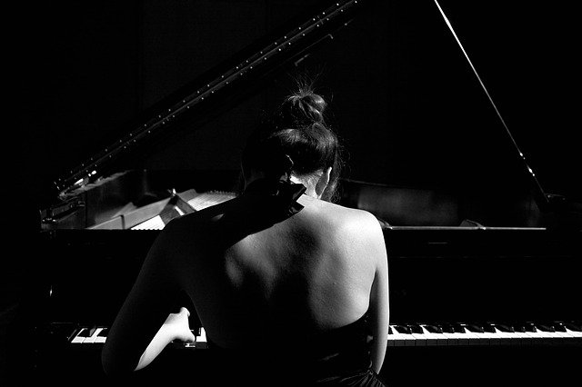 ピアノを弾く女性の後ろ姿
