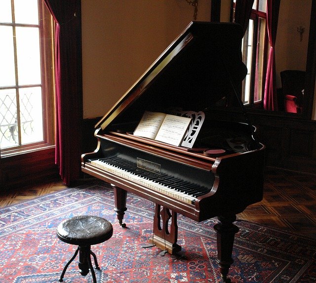 ヨーロッパ調のピアノ部屋