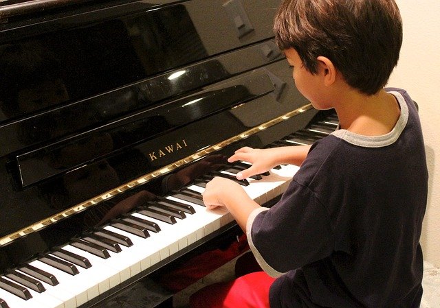 子供とグランドピアノ